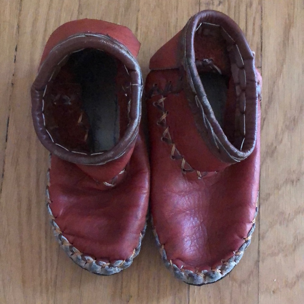 Children’s Ricardo Medina Leather Booties. Size 8? Insole measures approx 6.5”.